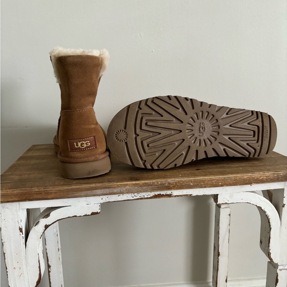 UGG | Classic Ugg Gem Mini Boots In Black NEW Size9 - Picture 4 of 5